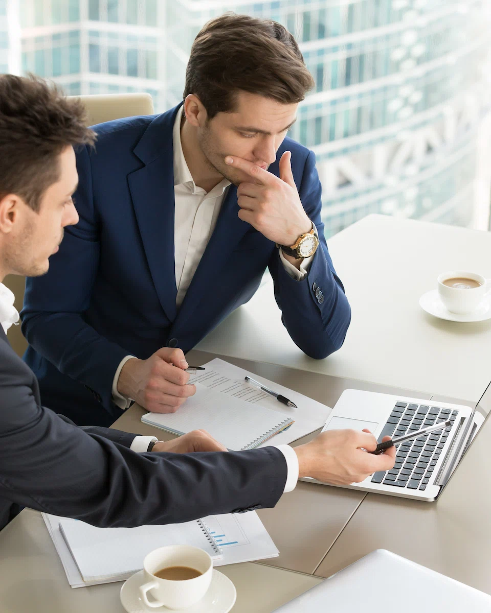 empresarios discutiendo resultados de trabajo en reunion - GSG Consultores