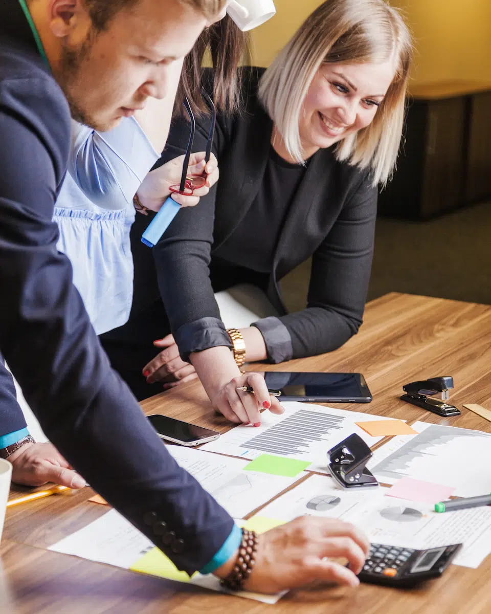 la gente inclinada en el escritorio de pie - GSG Consultores