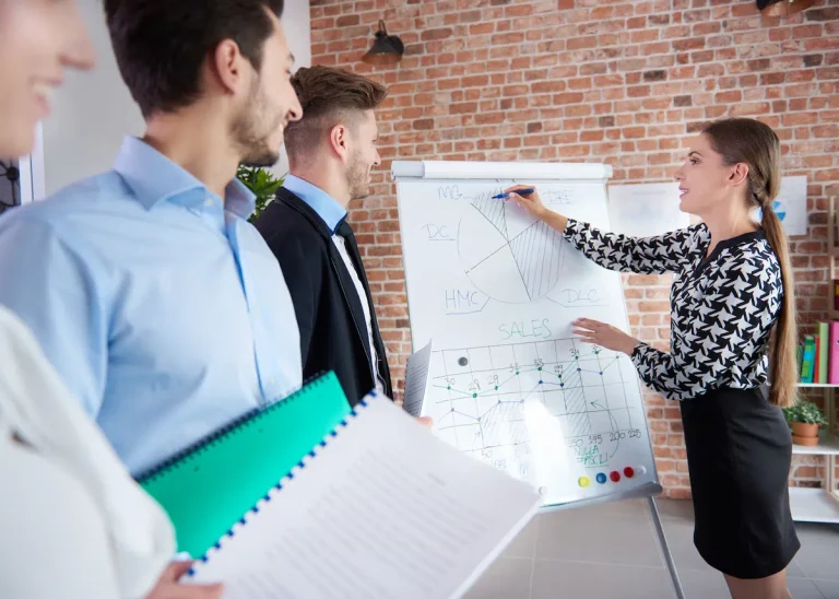 personas que trabajan en la oficina - GSG Consultores