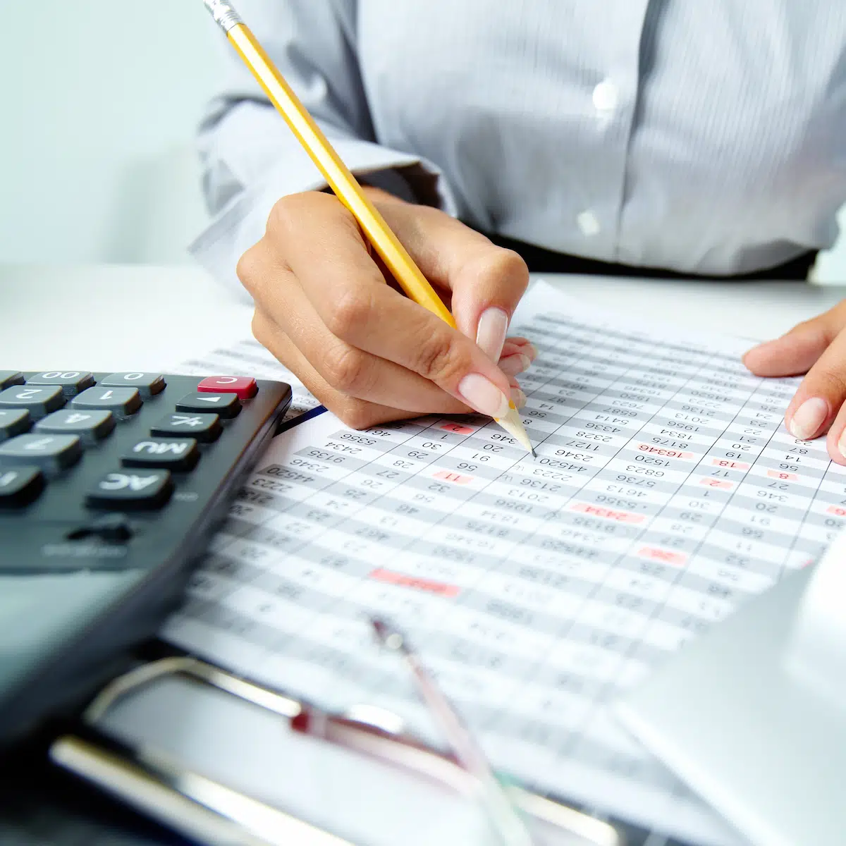 primer plano de mujer de negocios ocupada - GSG Consultores